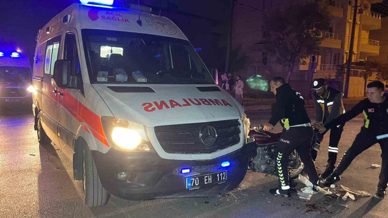 Motosiklet ok gibi ambulans saplandı ; 1 yaralı