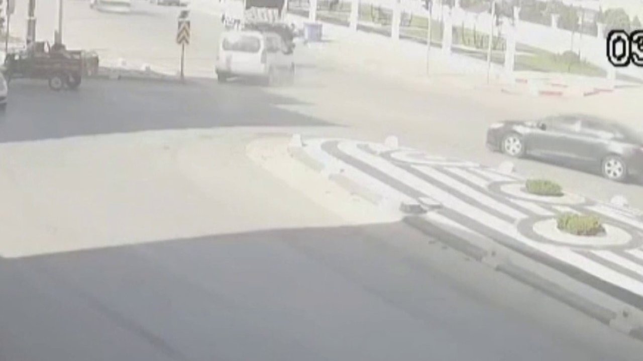 Motosiklet sürücüsünün saniyelerle ölümden döndüğü kaza kamerada