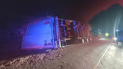 Mut’ta Yabancı Plakalı Tır Devrildi: Sürücü Hayatını Kaybetti