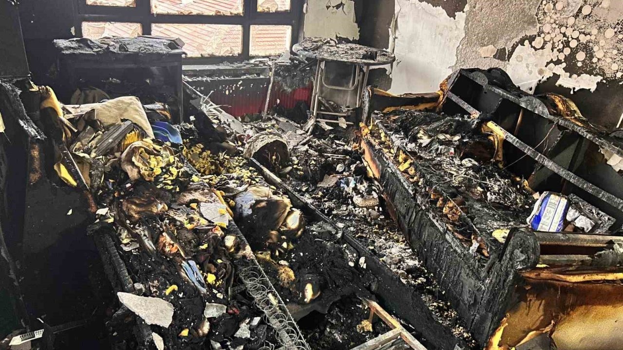 Psikolojik sorunları olduğu iddia edilen kişi evini ateşe verdi, balkona çıkıp izledi