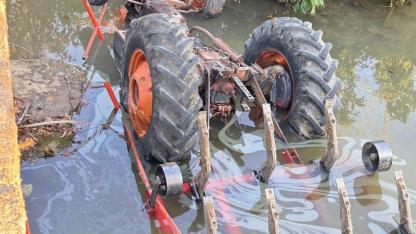 Traktör sulama kanalına devrildi