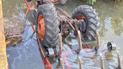 Traktör sulama kanalına devrildi