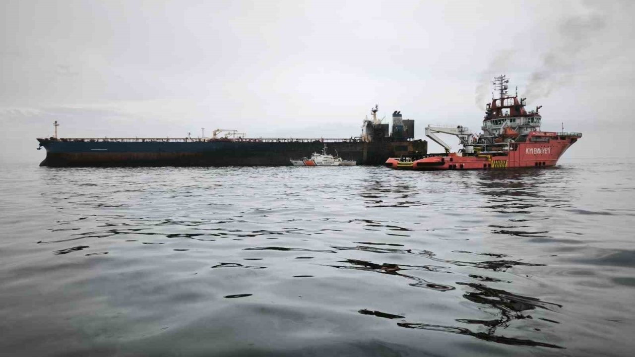 Ulaştırma ve Altyapı Bakanlığı: &quot;Patlama ve yangın meydana geldiği ihbarı alınan KAIROS isimli gemideki yangın tamamen söndürülmüştür&quot;
