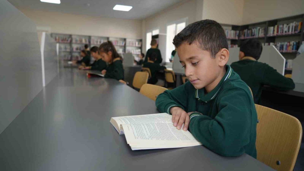 Yenilenen kütüphane çocukların renkli dünyası oldu