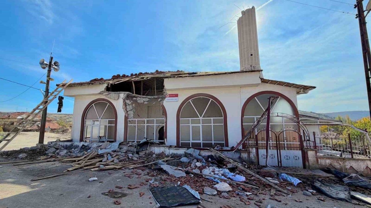 Yıkılan caminin tadilatına Sincan Belediyesi’nden anlamlı destek