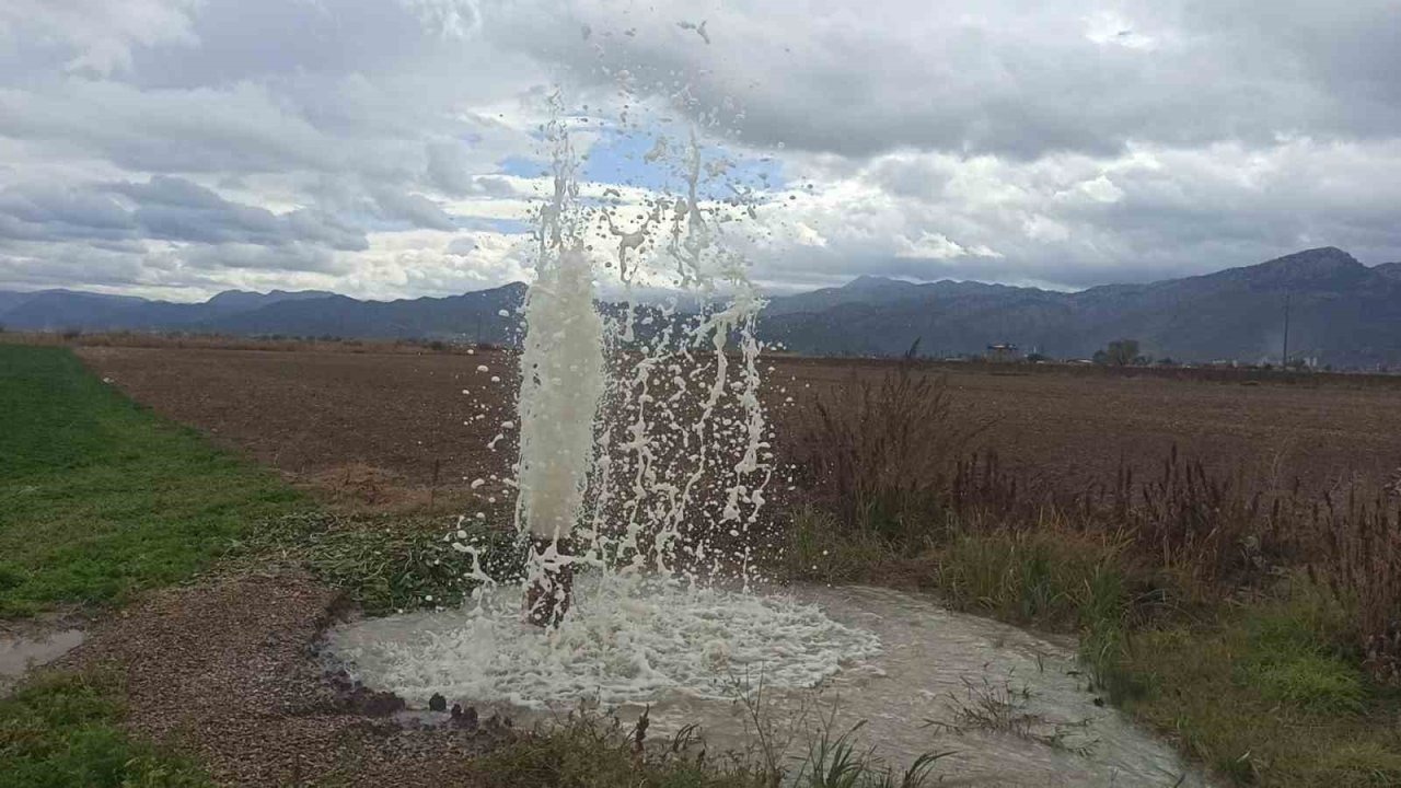 Yıllar önce yapılan kuyudan püsküren su şaşırtıyor