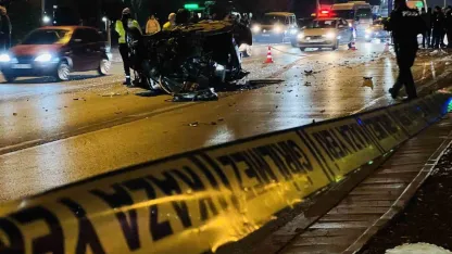 Kontrolden çıkıp ağaca çarpan otomobil alev aldı: 1’i ağır 2 yaralı