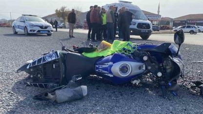 Otomobille çarpışan motosikletli yaralandı