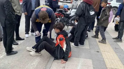 Liseli öğrencilerin motosiklet gezintisi hastanede son buldu: 3 yaralı
