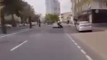 Hatalı şerit değiştirdi, motosiklet sürücüsünü düşürdü: 1 gözaltı