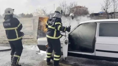 Seyir halindeki otomobilin motor kısmından alevler yükseldi