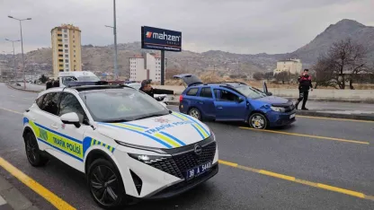 Kayseri’de 3 polis aracına çarparak kaçan şüpheli araç lastiklerine ateş edilerek yakalandı