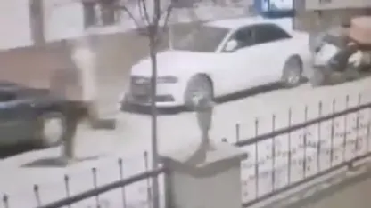 Kuryenin çantasındaki dürümü çalıp koşarak kaçtı