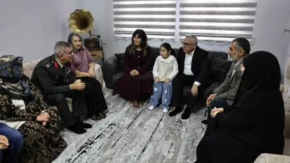 Vali Şimşek babası asker olan minik Gökçe’yi daveti üzerine evinde ziyaret etti
