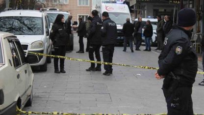 Yoldan geçenleri bıçakladı: 1’i ağır 3 yaralı