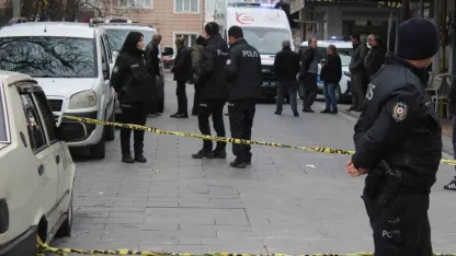 Yoldan geçenleri bıçakladı: 1’i ağır 3 yaralı