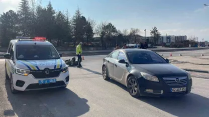 Otomobille çarpışan motosikletli yaralandı