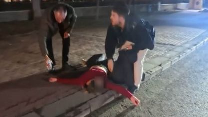 Kaldırıma yatıp çığlık attı, polisi görünce kaçmak istedi