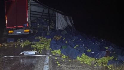 Beyşehir’de tır bariyerlere çarptı: 1 yaralı