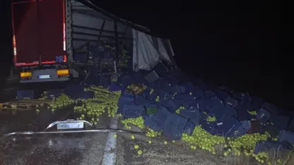 Beyşehir’de tır bariyerlere çarptı: 1 yaralı