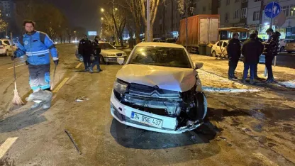 Kayseri’de iki otomobilin çarpıştığı kazada 3 kişi yaralandı