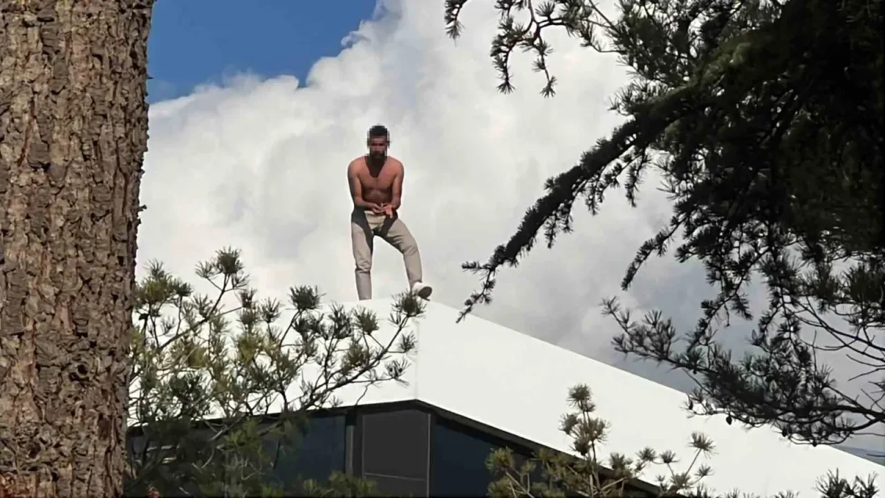 Alacağı için çatıya çıktı, yarı çıplak 3 saat ikna edilmeye çalışıldı