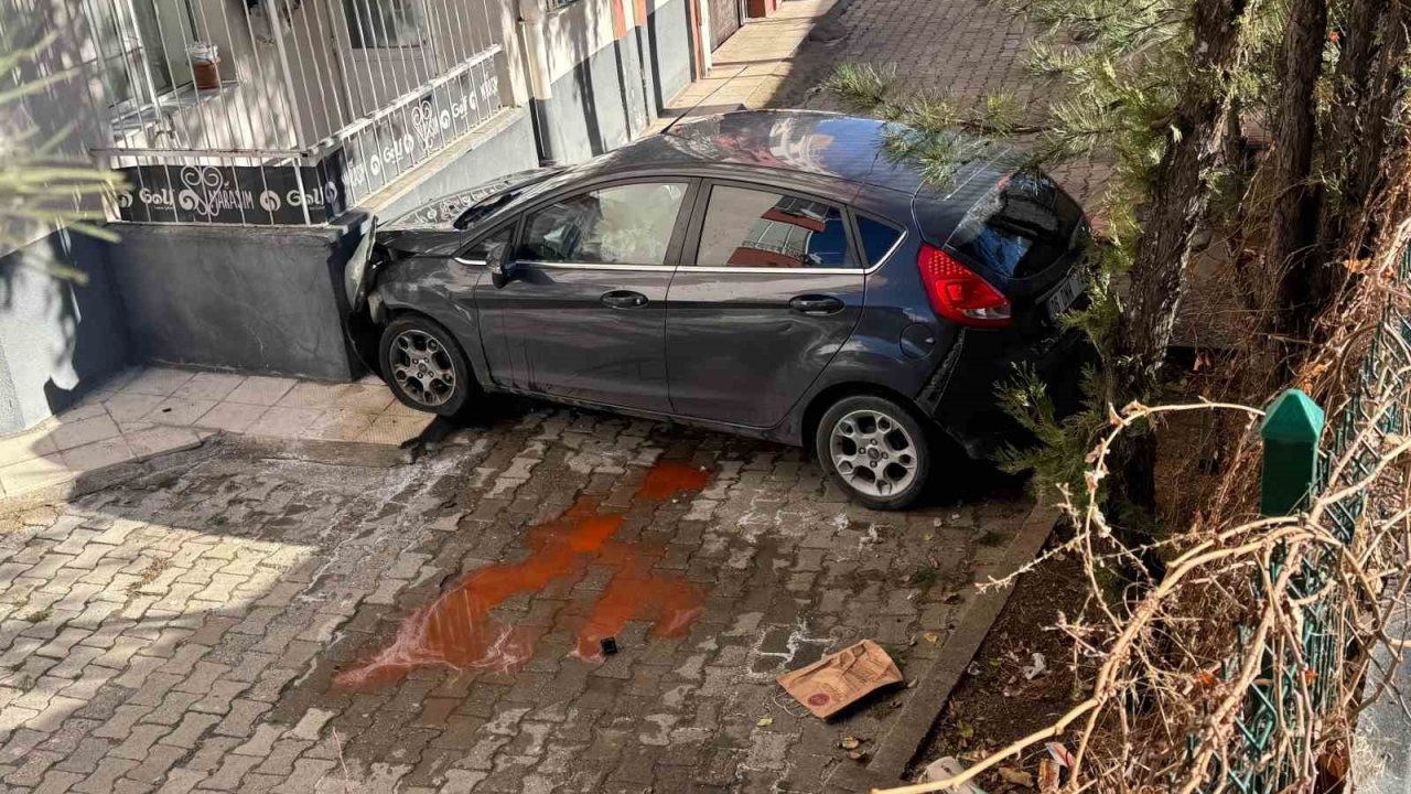 Apartman bahçesine düşen araçta 4 kişi yaralandı