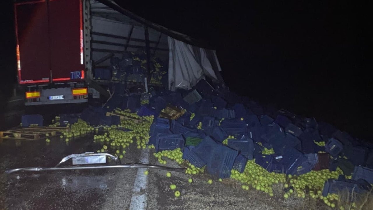 Beyşehir’de tır bariyerlere çarptı: 1 yaralı