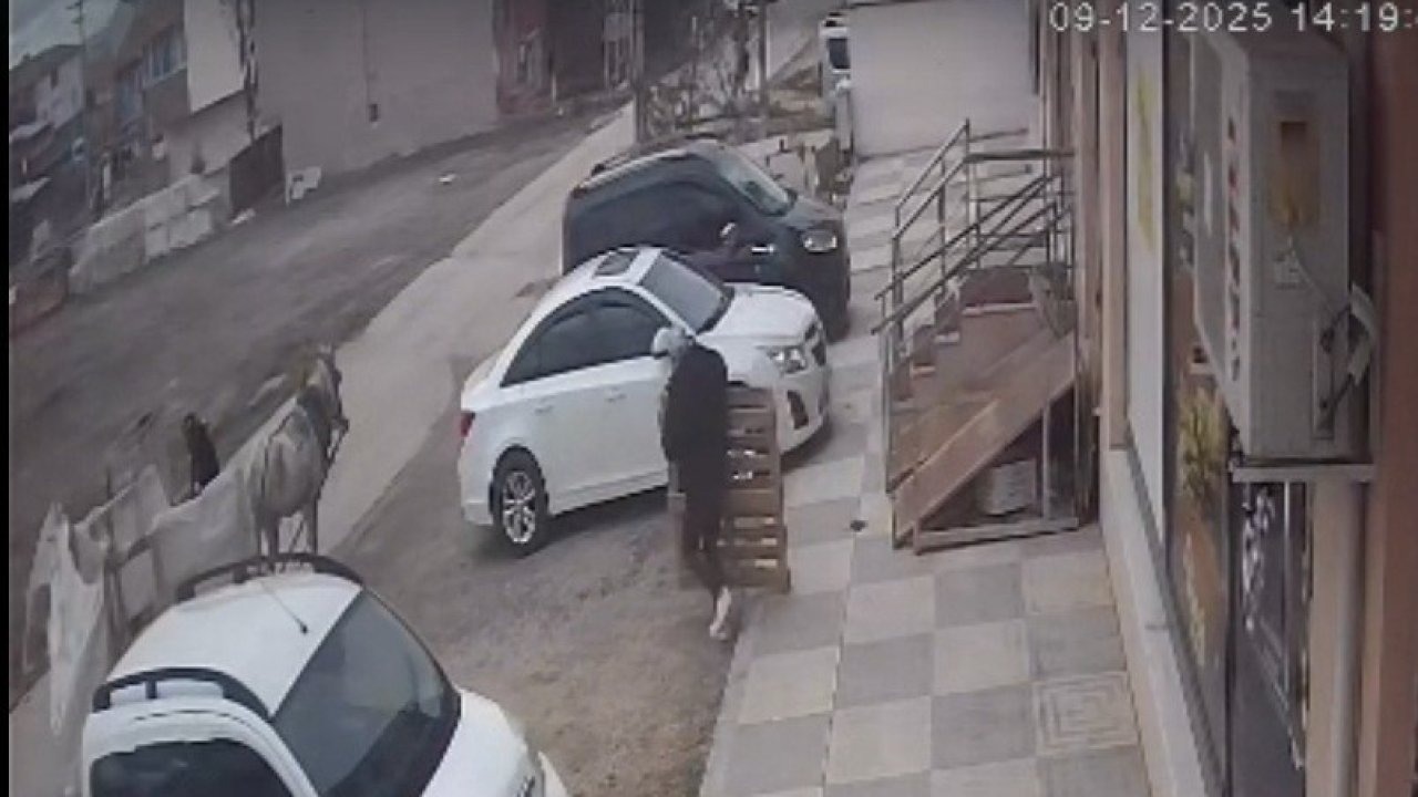 Bina önünden malzemeleri izinsiz alan şahıslar kameraya yakalandı