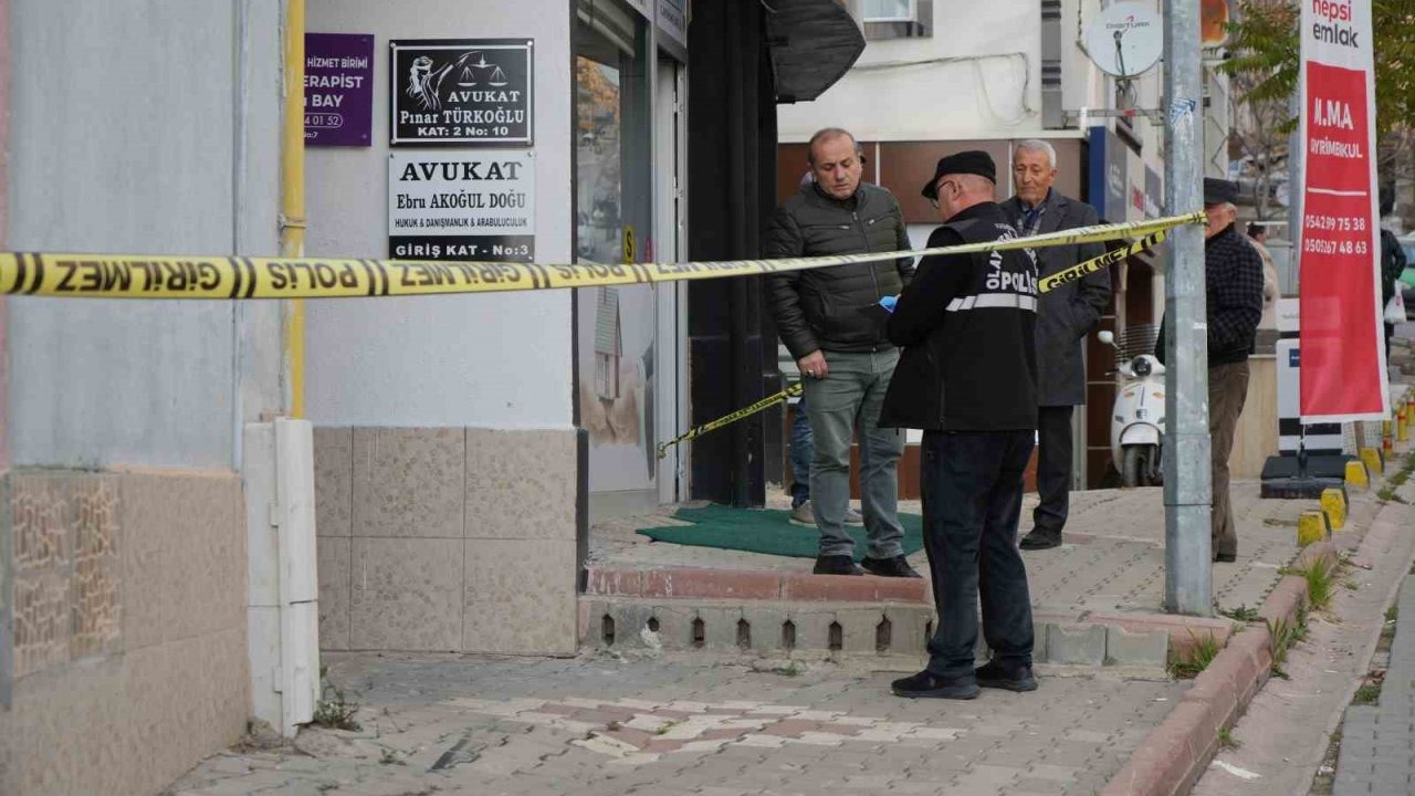 Boşanma görüşmesinde kayınpederinin ağır yaraladığı kadın yaşam mücadelesini kaybetti