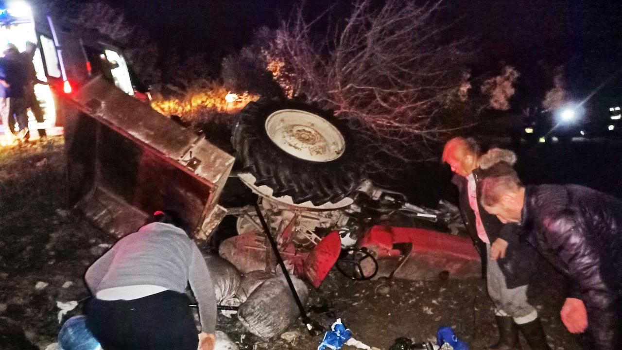 Devrilen traktörün altında kalan kadın yaralandı