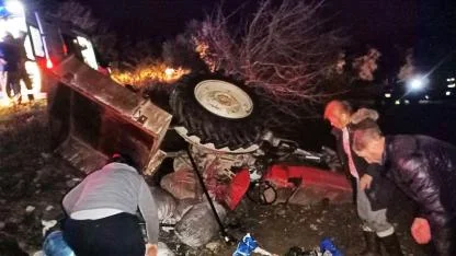 Devrilen traktörün altında kalan kadın yaralandı