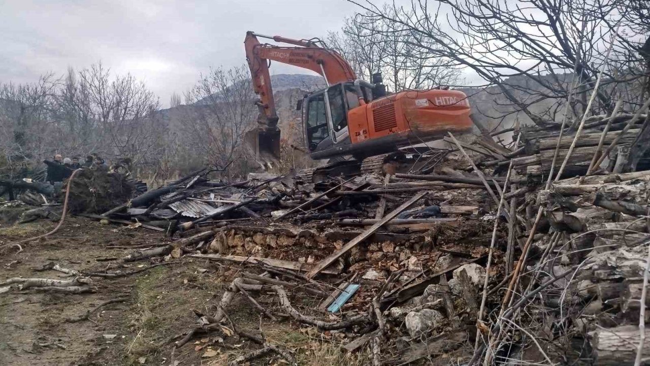 Ermenek’te çıkan yangında ev tamamen kullanılamaz hale geldi