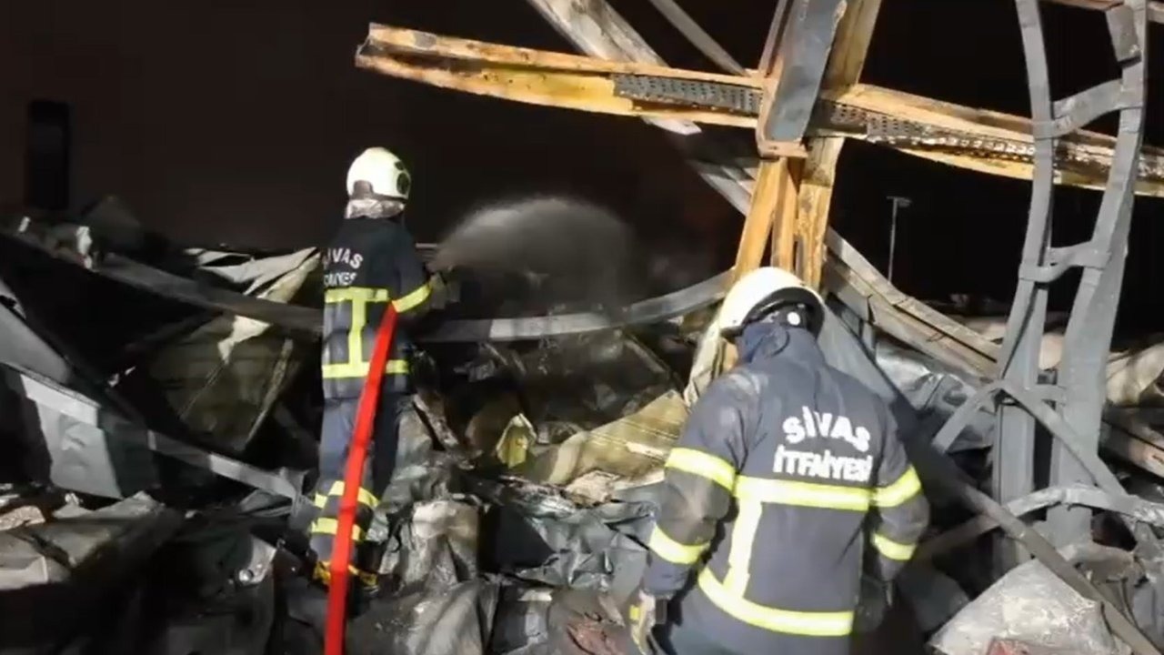 Fabrika yangını için Sivas’tan Kırıkkale’ye giden itfaiye ekipleri, söndürme çalışmalarına destek verdi