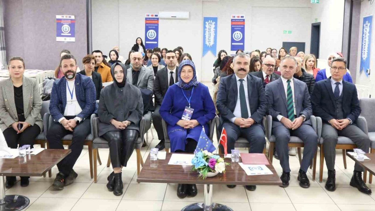 Genç kadınlar dijital dünyada güçleniyor