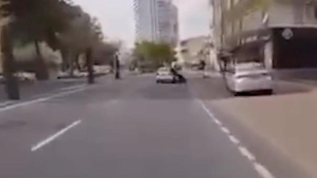 Hatalı şerit değiştirdi, motosiklet sürücüsünü düşürdü: 1 gözaltı