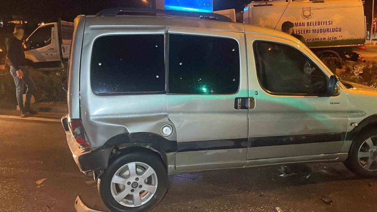 Işıkta bekleyen araçlara çarpan otomobil zincirleme kazaya neden oldu: 2 yaralı