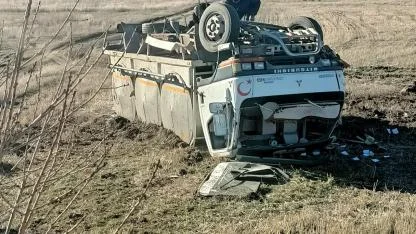 Kamyon şarampole devrilerek takla attı: 1 yaralı