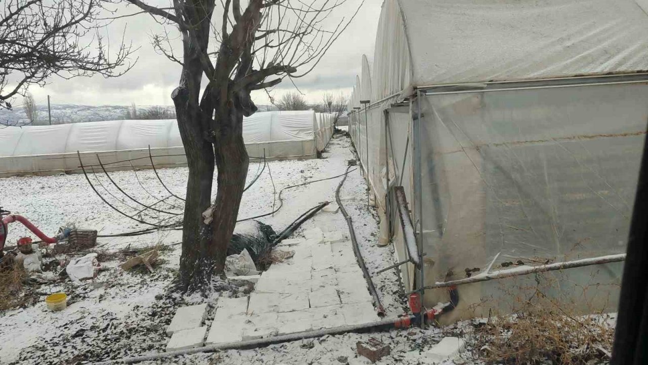 Kar yağışı sebebiyle seralar buz tuttu