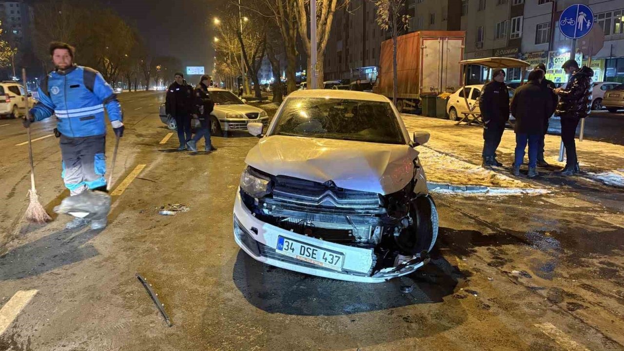 Kayseri’de iki otomobilin çarpıştığı kazada 3 kişi yaralandı