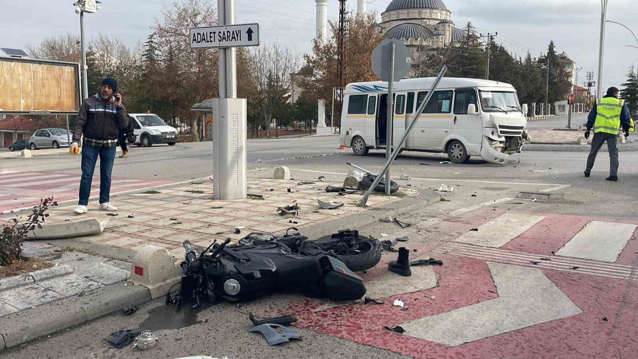 Kazada parçalanan motosikletin sürücüsü ağır yaralandı