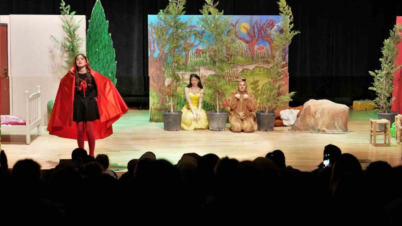 Keçiören’de Kırmızı Başlıklı Kız müzikali çocuklarla buluştu