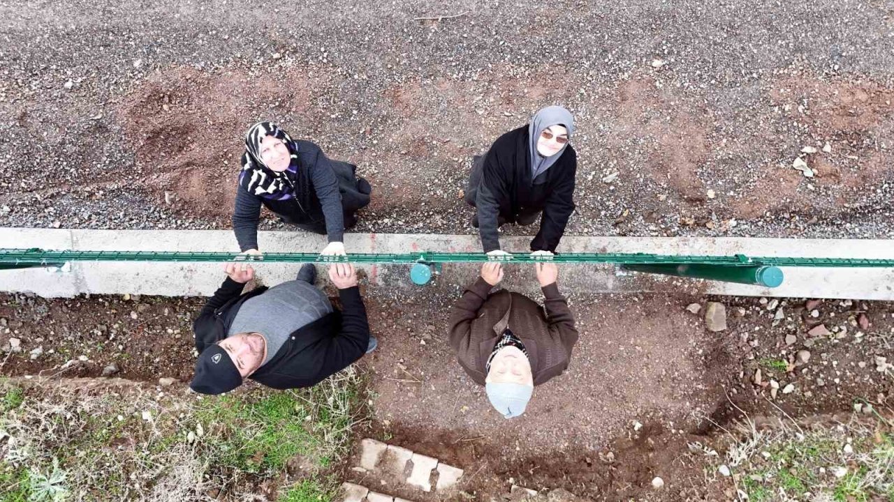 Kemal Sunal’ın propaganda filmi gerçek oldu: Tel örgüyle ikiye bölünen mahallede vatandaşlar ihtiyaçlarını gidermek için 5 kilometre yürüyor