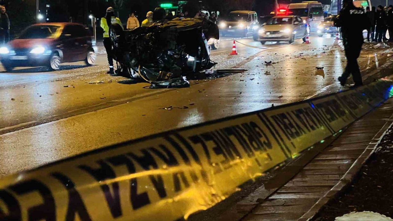 Kontrolden çıkıp ağaca çarpan otomobil alev aldı: 1’i ağır 2 yaralı