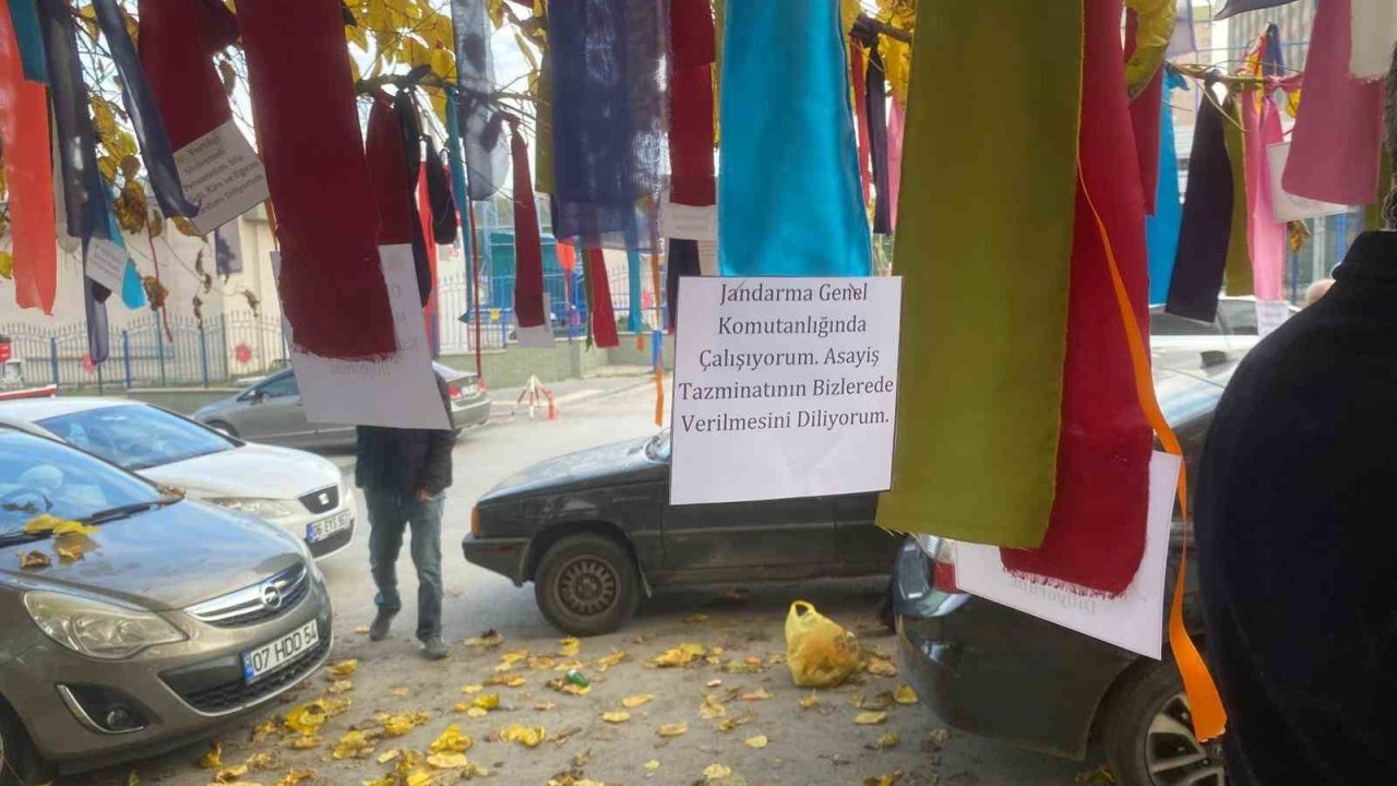 Memurlar bakanlığın önündeki ağacı ’dilek ağacı’na çevirdi