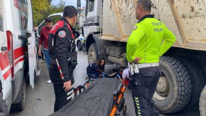 Motosikletli Kurye Hafriyat Kamyonunun Altında Kaldı: Durumu Ağır