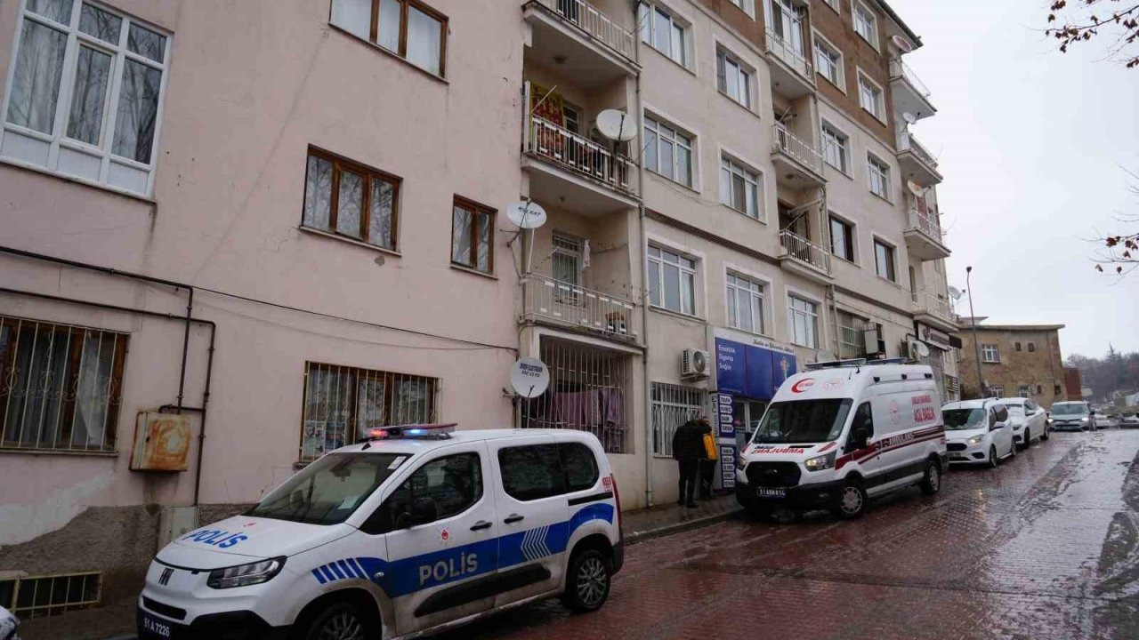 Niğde’de çift evlerinde ölü bulundu