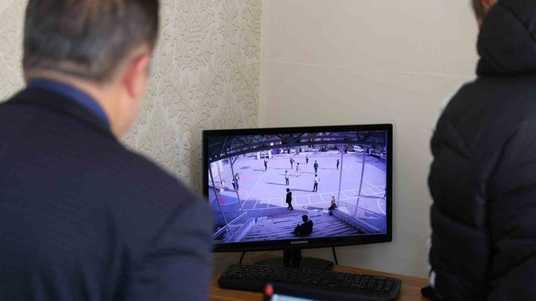 Öğrencisinin hayatını Heimlich manevrasıyla kurtardı