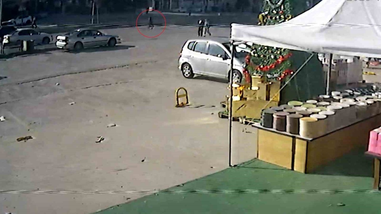 Otomobilin çarptığı yaşlı kadın metrelerce savruldu: O anlar kamerada