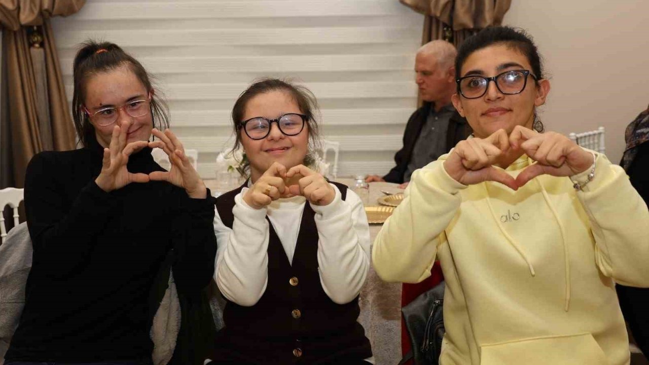 Özel bireyler müzik dolu gecede doyasıya eğlendi